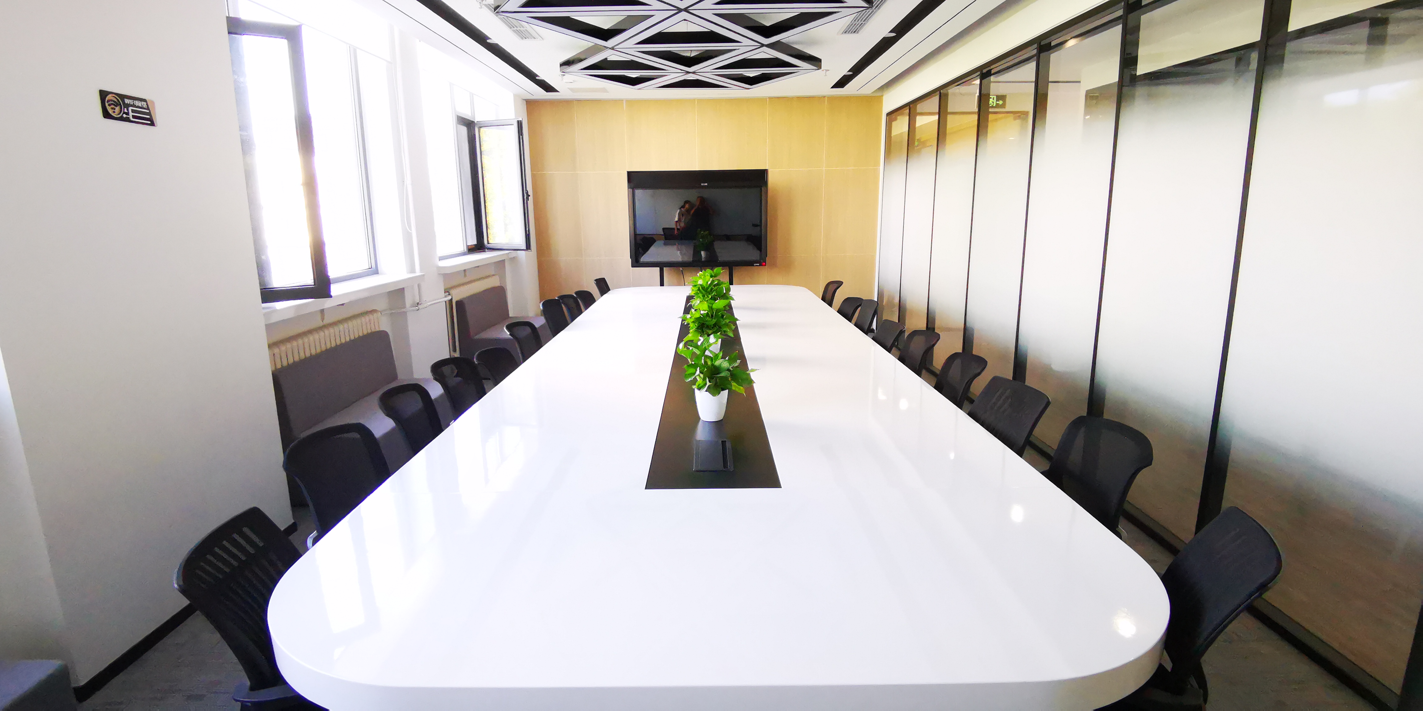 1cb9690e205a2e87bd264faadd1e768b.jpg 会议室.jpg
